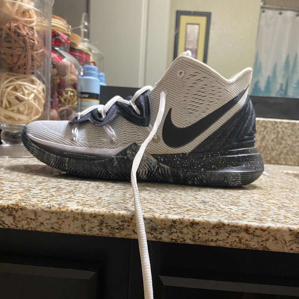 Nike Kyrie 6 Size:11 Color: Black and white